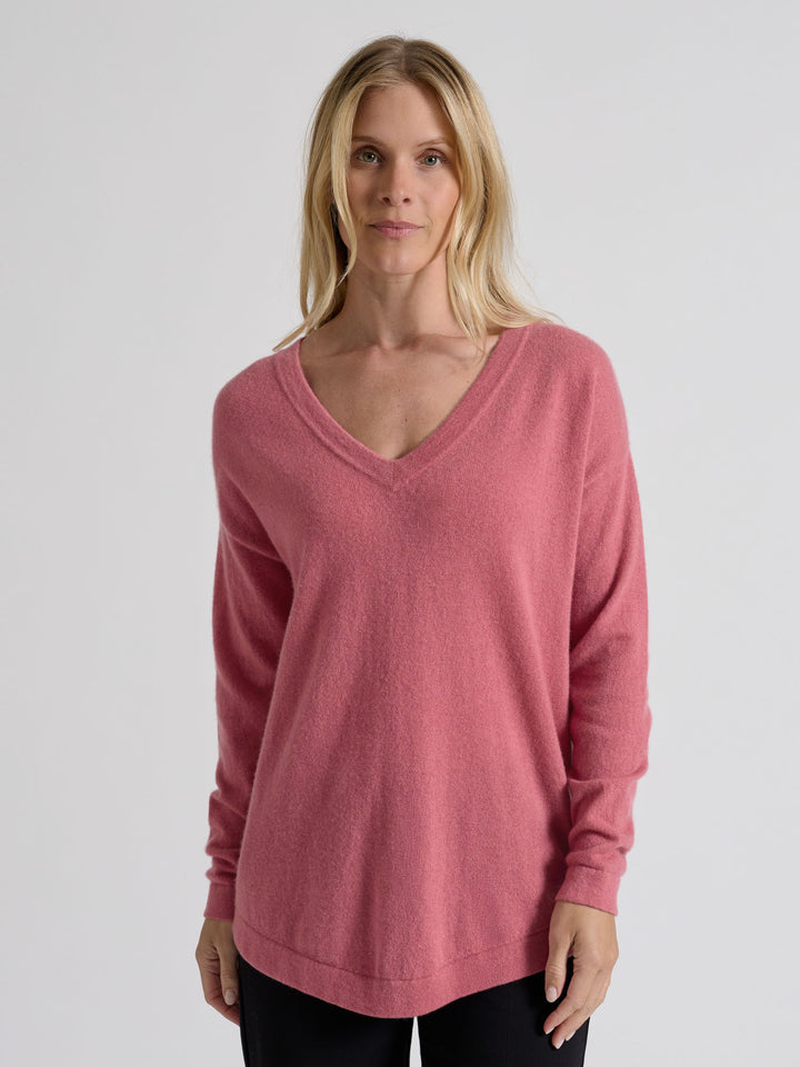 Cashmere v-neck sweater "Alva" in 100% pure cashmere. Color; Pink Berry. Scandinavian design by Kashmina