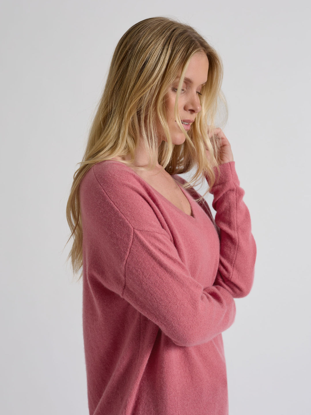 Cashmere v-neck sweater "Alva" in 100% pure cashmere. Color; Pink Berry. Scandinavian design by Kashmina