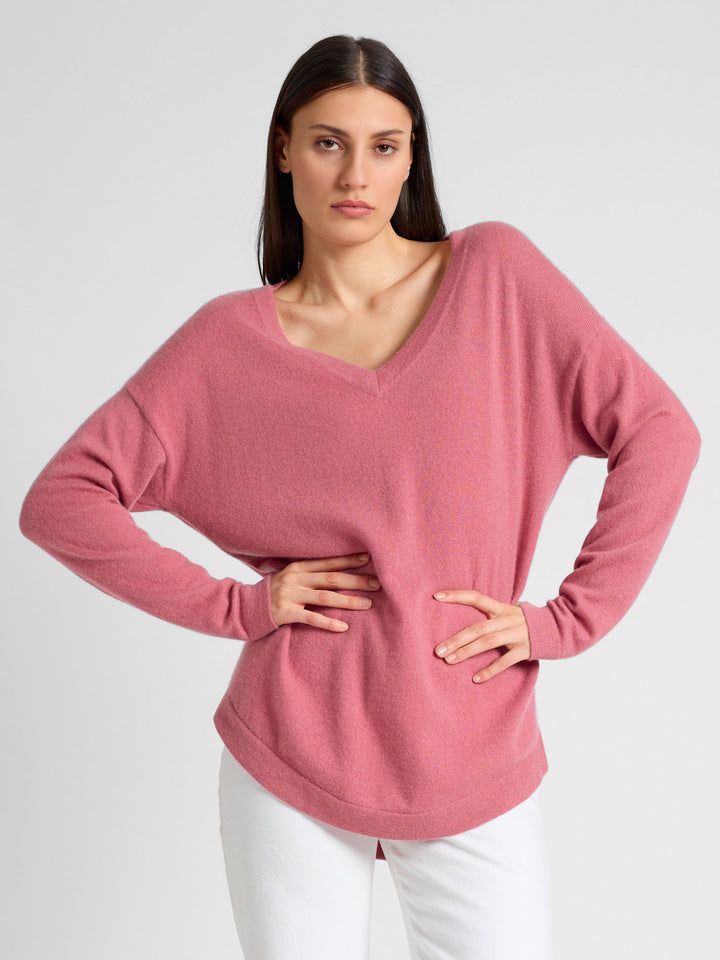 Cashmere v-neck sweater "Alva" in 100% pure cashmere. Color; Pink Berry. Scandinavian design by Kashmina