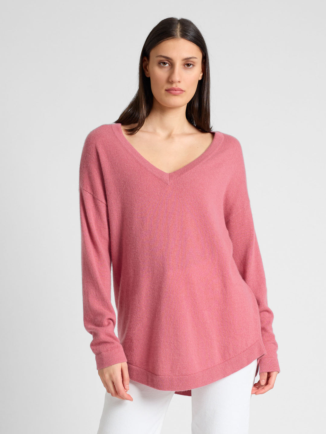 Cashmere v-neck sweater "Alva" in 100% pure cashmere. Color; Pink Berry. Scandinavian design by Kashmina