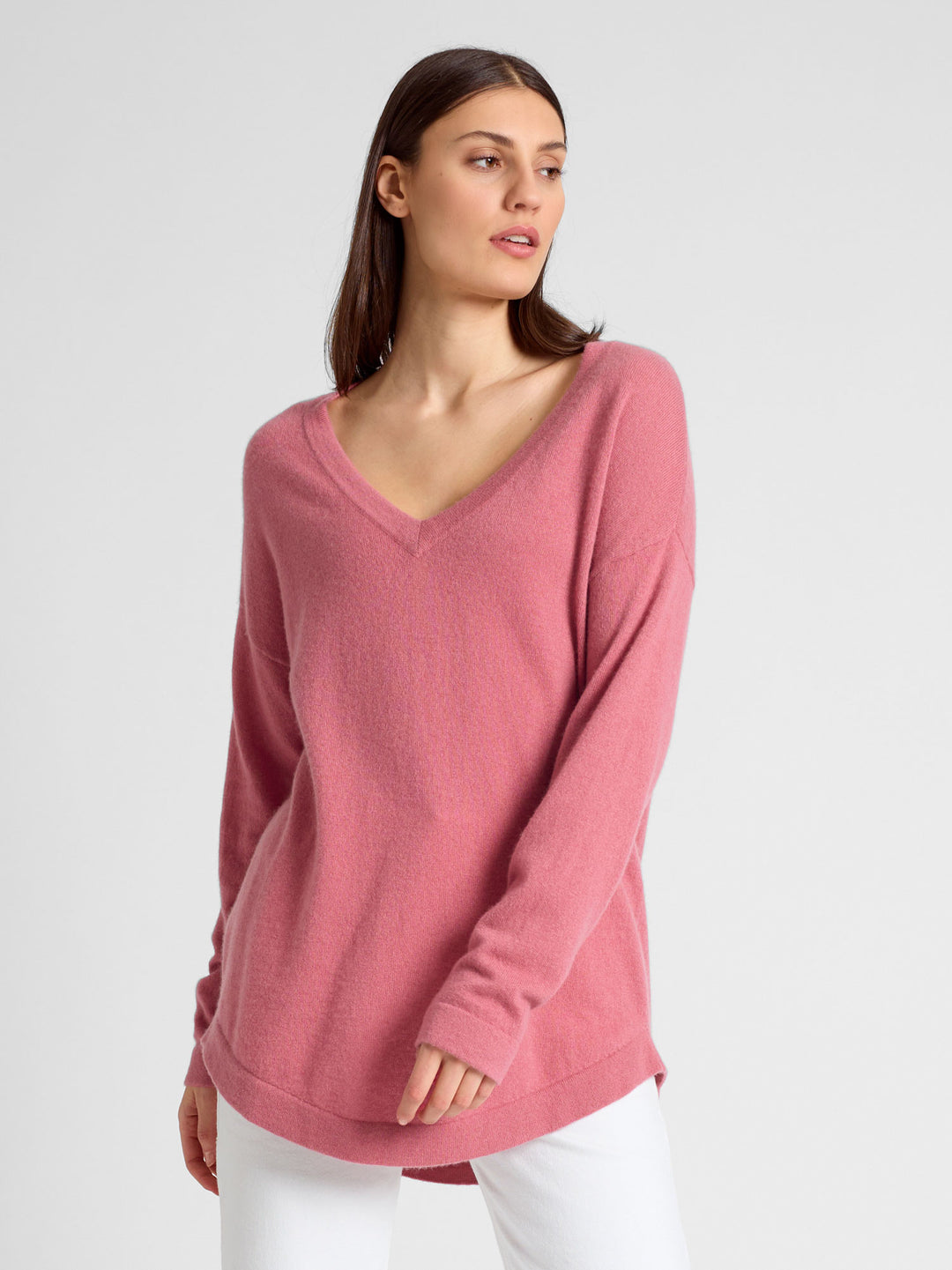 Cashmere v-neck sweater "Alva" in 100% pure cashmere. Color; Pink Berry. Scandinavian design by Kashmina