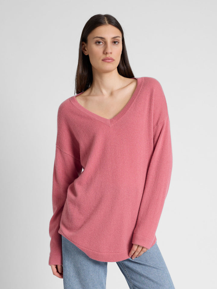 Cashmere v-neck sweater "Alva" in 100% pure cashmere. Color; Pink Berry. Scandinavian design by Kashmina