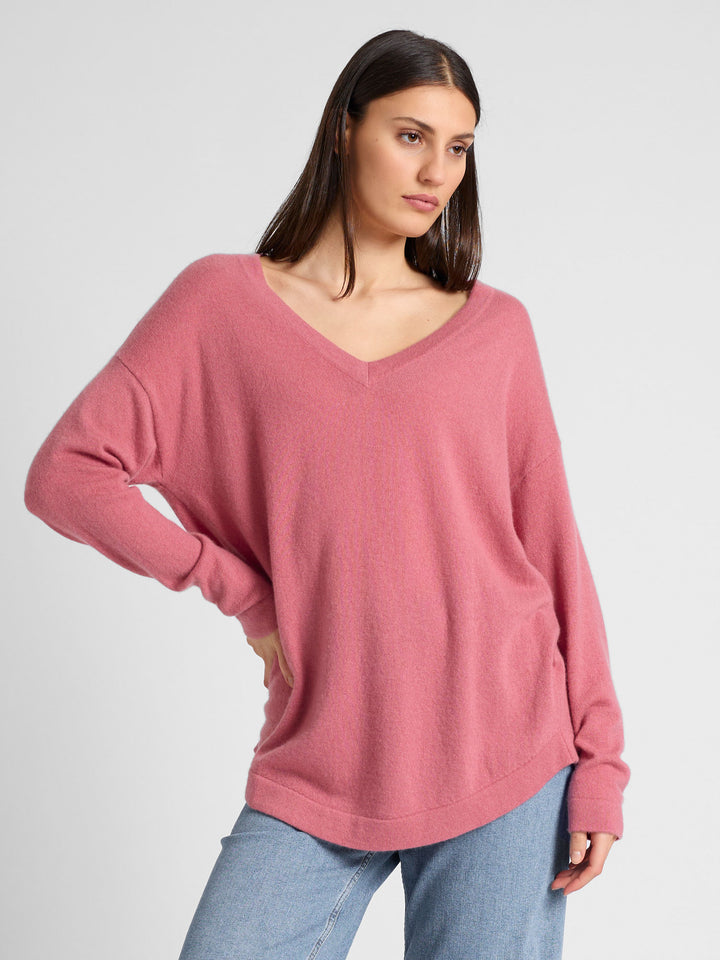 Cashmere v-neck sweater "Alva" in 100% pure cashmere. Color; Pink Berry. Scandinavian design by Kashmina