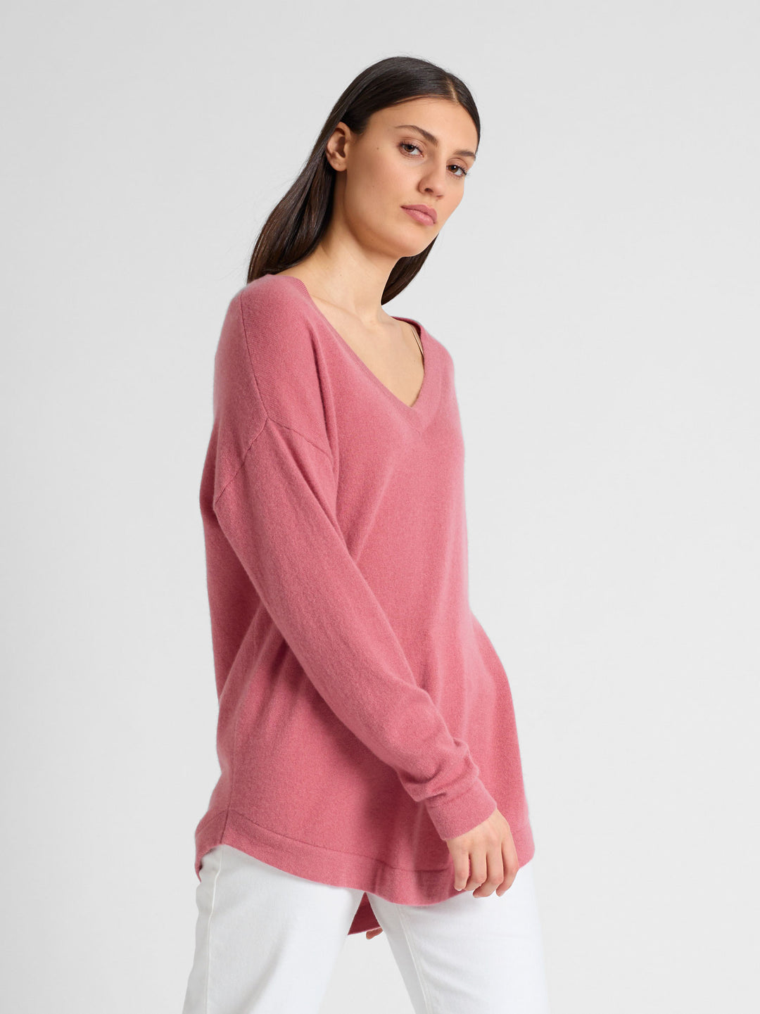 Cashmere v-neck sweater "Alva" in 100% pure cashmere. Color; Pink Berry. Scandinavian design by Kashmina