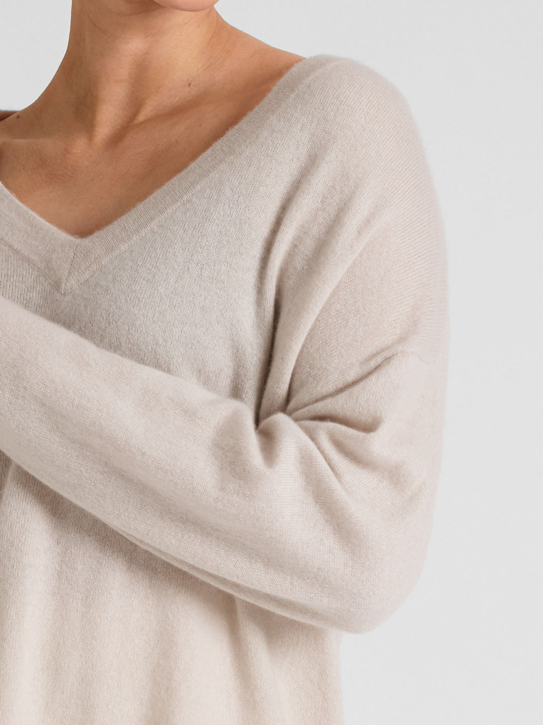 Cashmere sweater "Alva" in 100% pure cashmere. Scandinavian design by Kashmina. Color: Pearl.