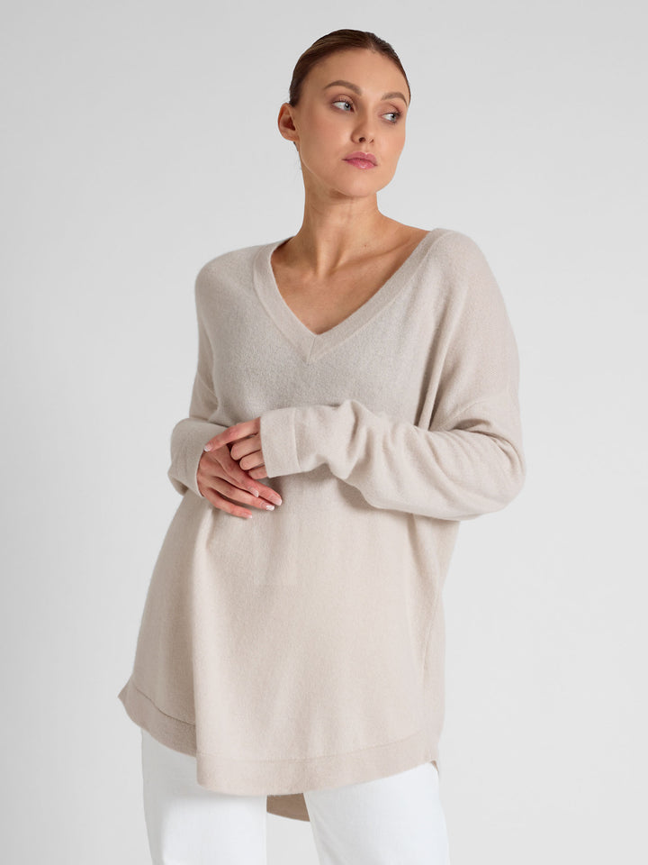 Cashmere sweater "Alva" in 100% pure cashmere. Scandinavian design by Kashmina. Color: Pearl.