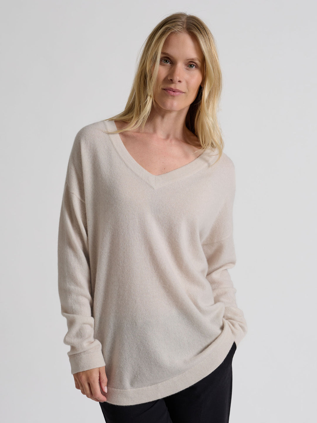 Cashmere sweater "Alva" in 100% pure cashmere. Scandinavian design by Kashmina. Color: Pearl.