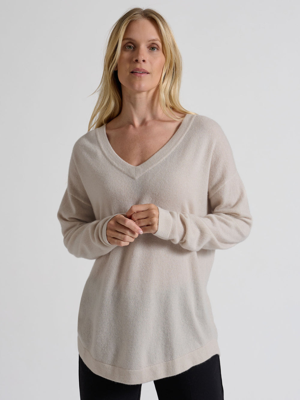 Cashmere sweater "Alva" in 100% pure cashmere. Scandinavian design by Kashmina. Color: Pearl.