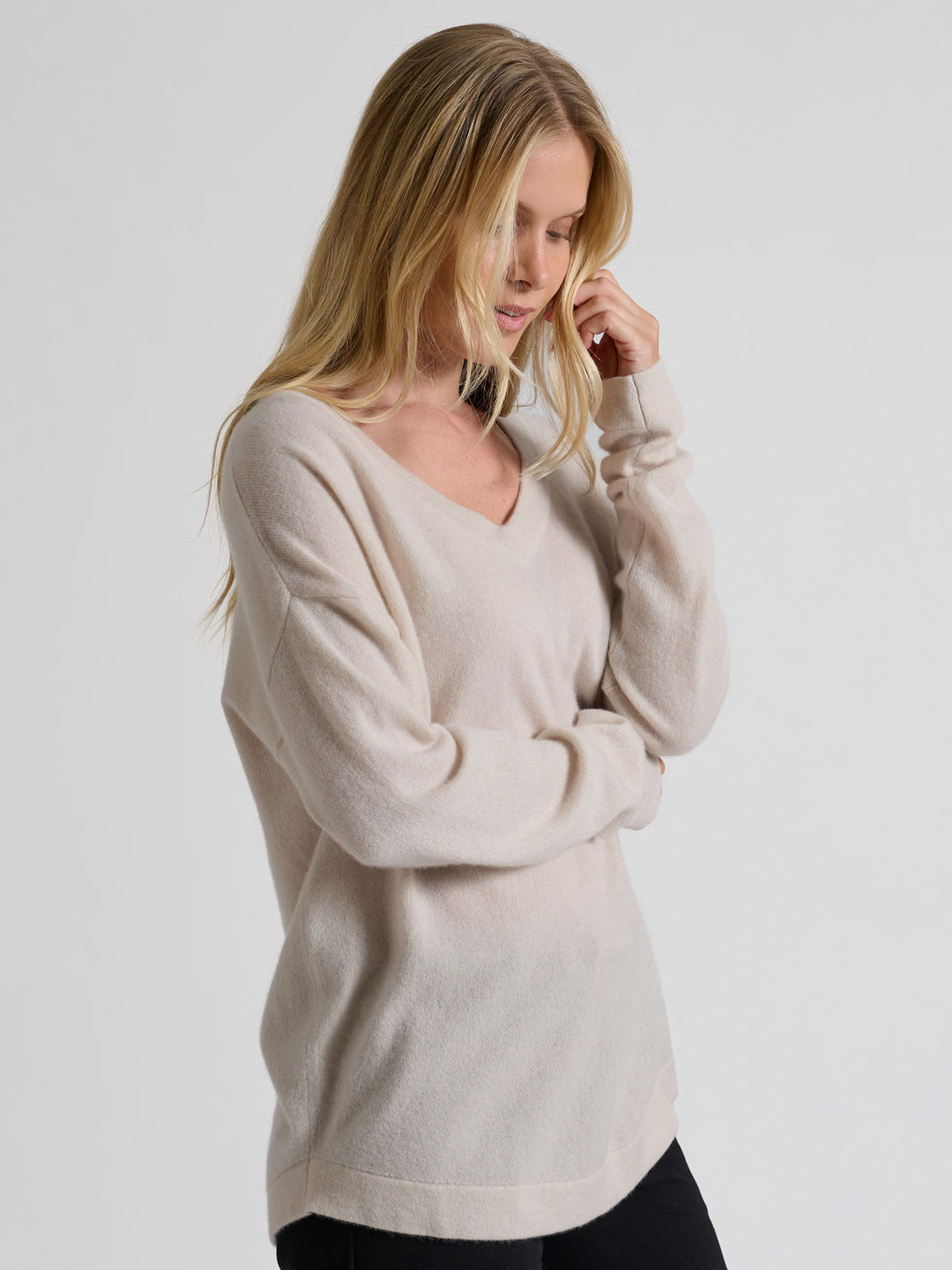 Cashmere sweater "Alva" in 100% pure cashmere. Scandinavian design by Kashmina. Color: Pearl.