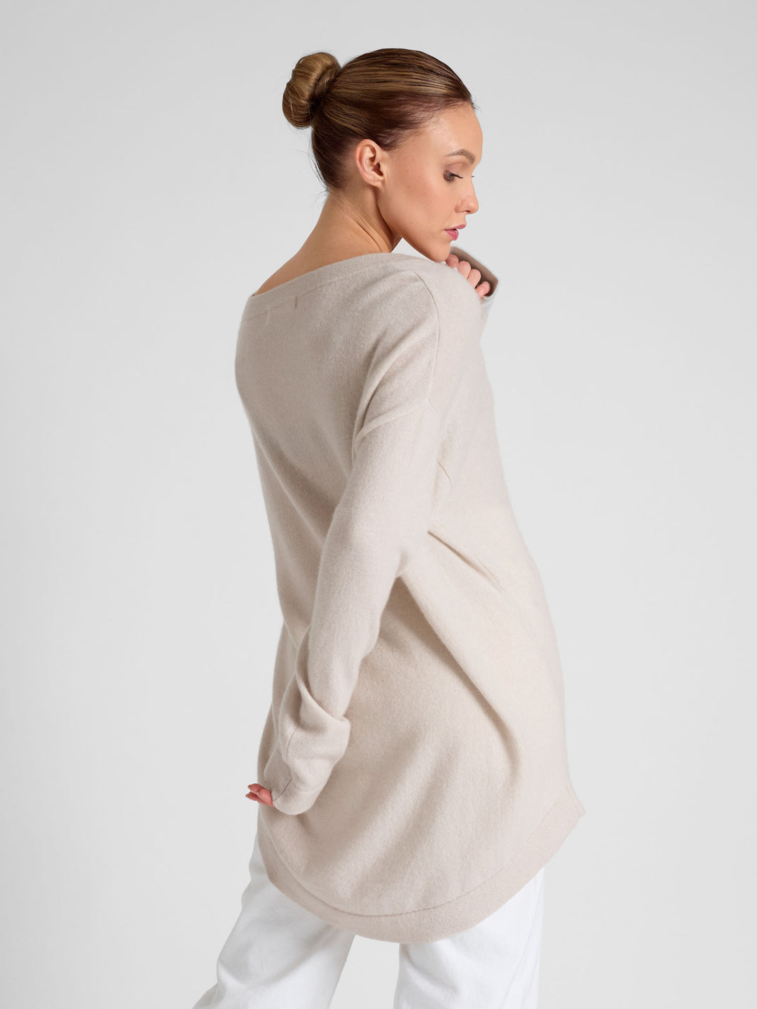 Cashmere sweater "Alva" in 100% pure cashmere. Scandinavian design by Kashmina. Color: Pearl.