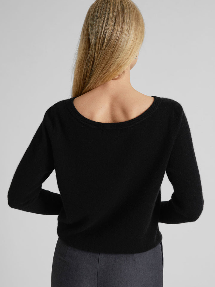Cashmere sweater "Asta" in 100% pure cashmere. Scandinavian design by Kashmina. Color: Black.