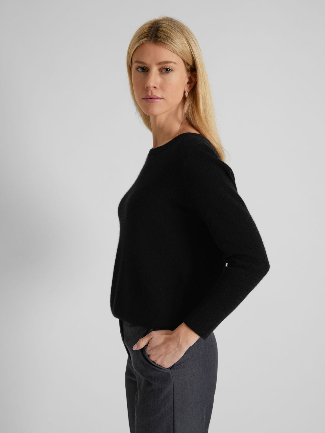 Cashmere sweater "Asta" in 100% pure cashmere. Scandinavian design by Kashmina. Color: Black.