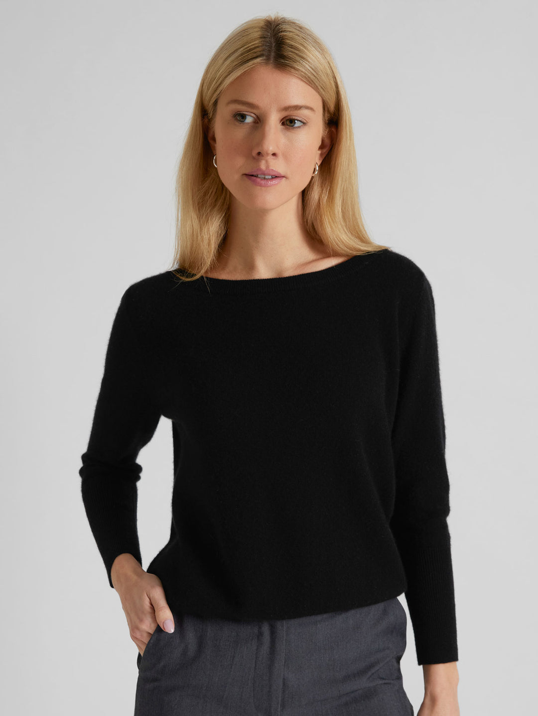 Cashmere sweater "Asta" in 100% pure cashmere. Scandinavian design by Kashmina. Color: Black.