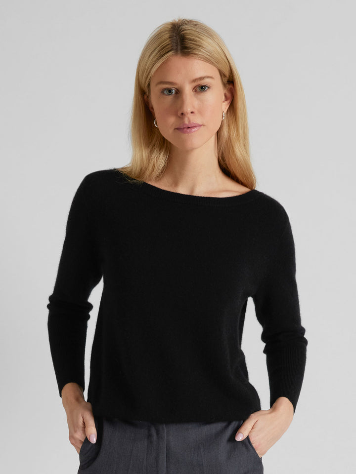 Cashmere sweater "Asta" in 100% pure cashmere. Scandinavian design by Kashmina. Color: Black.