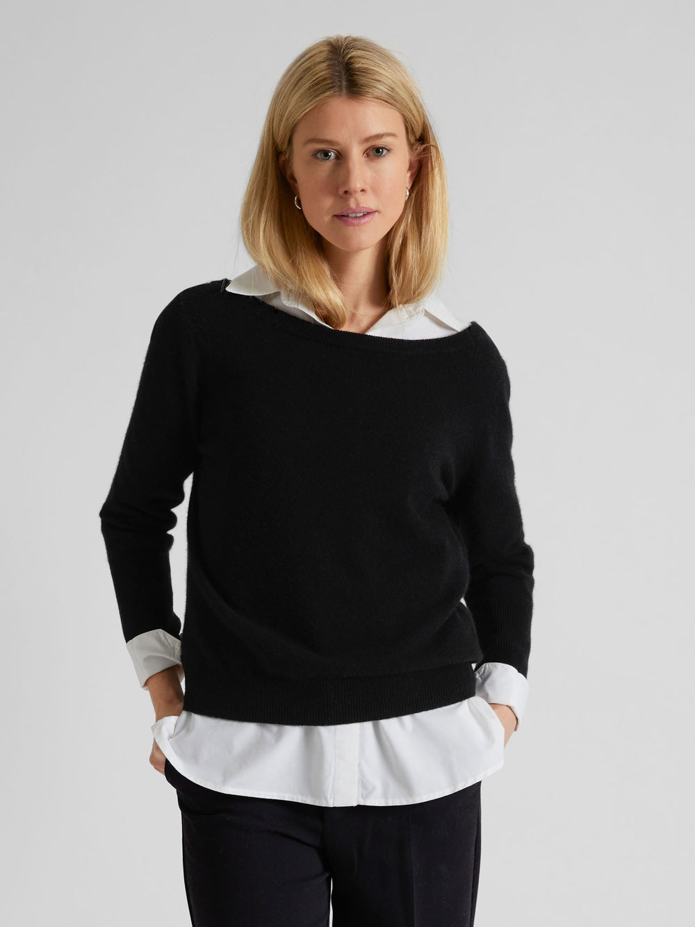 Cashmere sweater "Asta" in 100% pure cashmere. Scandinavian design by Kashmina. Color: Black.