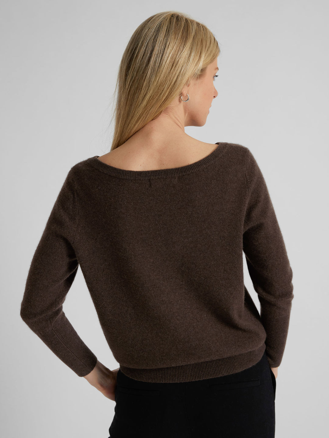 Cashmere sweater "Asta" in 100% pure cashmere. Scandinavian design by Kashmina. Color: Dark Brown.