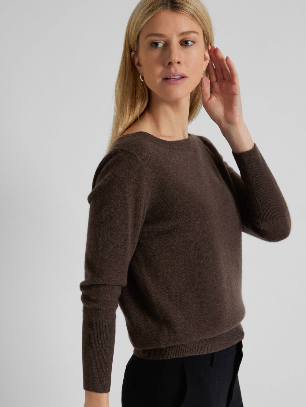 Cashmere sweater "Asta" in 100% pure cashmere. Scandinavian design by Kashmina. Color: Dark Brown.