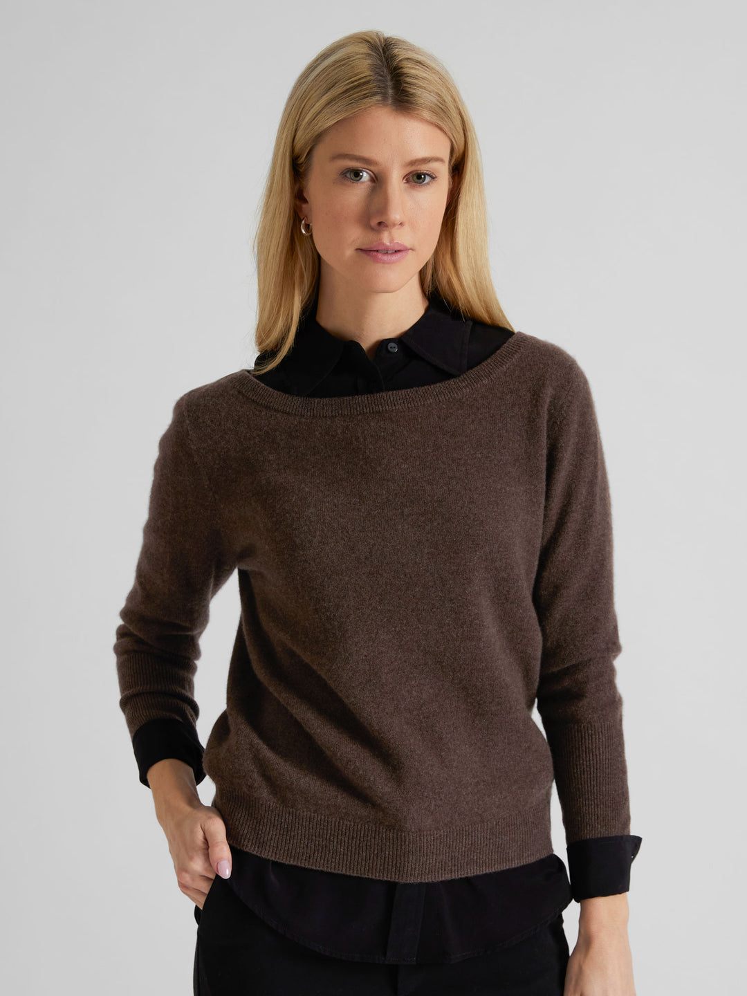 Cashmere sweater "Asta" in 100% pure cashmere. Scandinavian design by Kashmina. Color: Dark Brown.