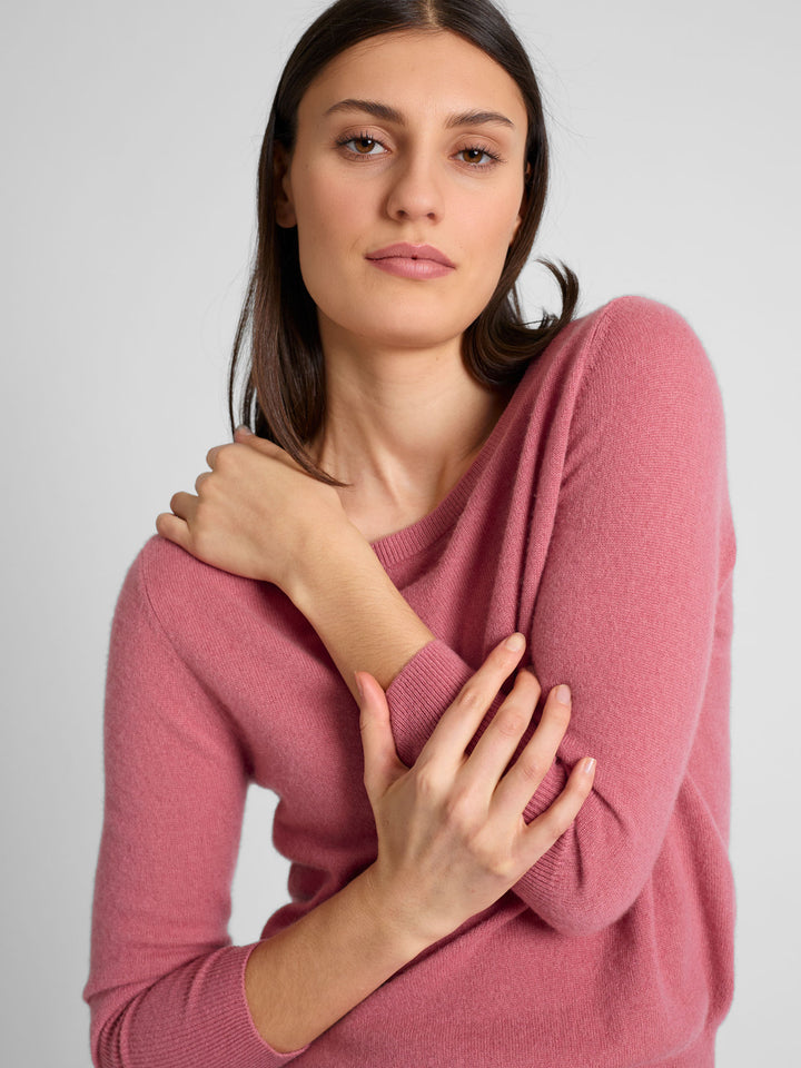 Cashmere round neck sweater "Asta" in 100% pure cashmere. Color; Pink Berry. Scandinavian design by Kashmina