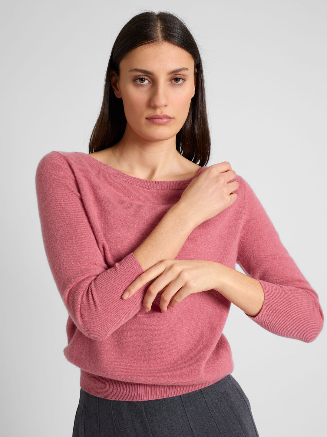 Cashmere round neck sweater "Asta" in 100% pure cashmere. Color; Pink Berry. Scandinavian design by Kashmina