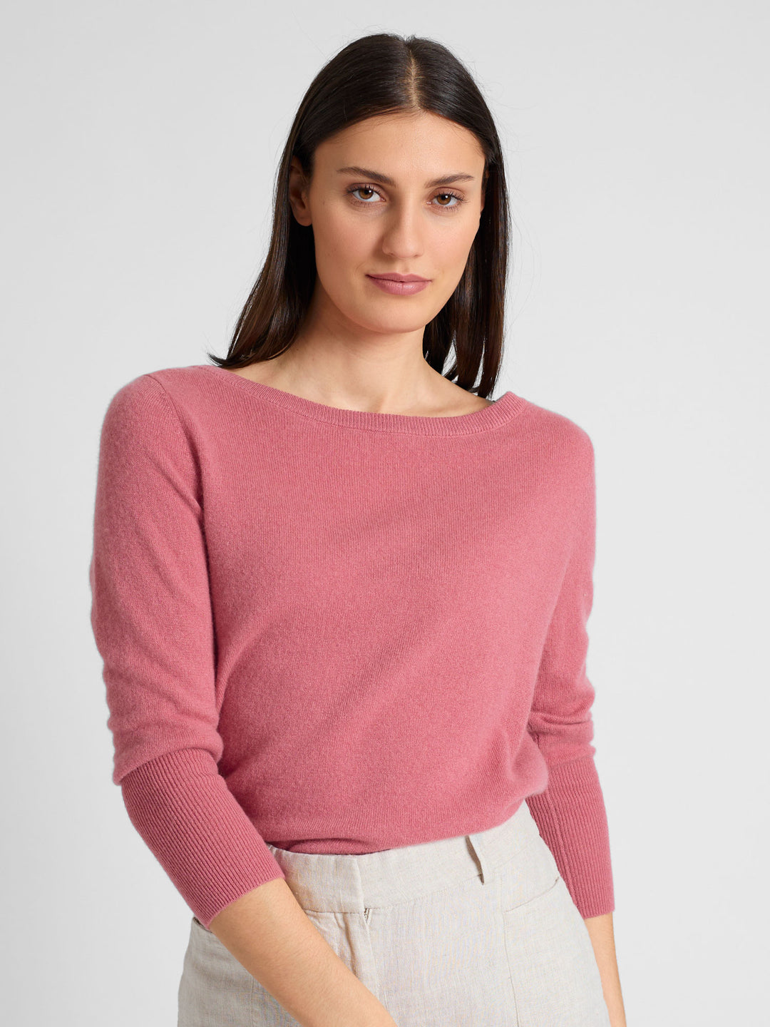 Cashmere round neck sweater "Asta" in 100% pure cashmere. Color; Pink Berry. Scandinavian design by Kashmina