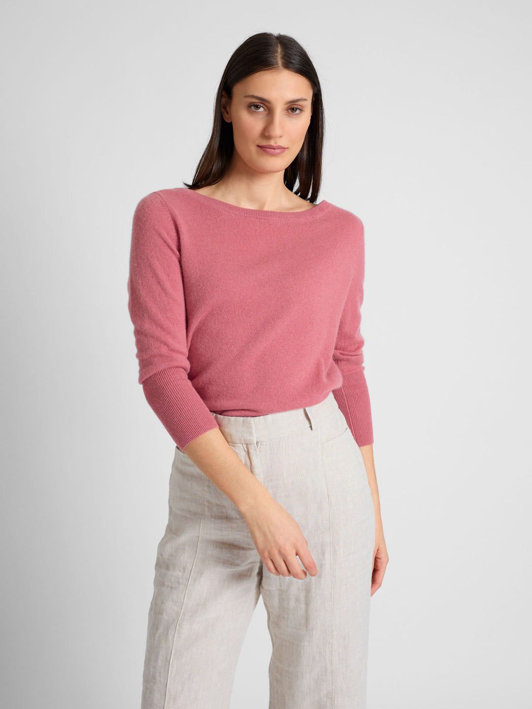 Cashmere round neck sweater "Asta" in 100% pure cashmere. Color; Pink Berry. Scandinavian design by Kashmina