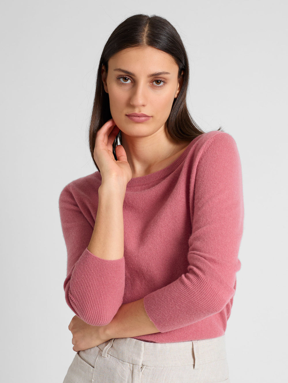 Cashmere round neck sweater "Asta" in 100% pure cashmere. Color; Pink Berry. Scandinavian design by Kashmina