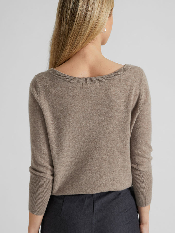 Cashmere sweater "Asta" in 100% pure cashmere. Scandinavian design by Kashmina. Color: Toast.