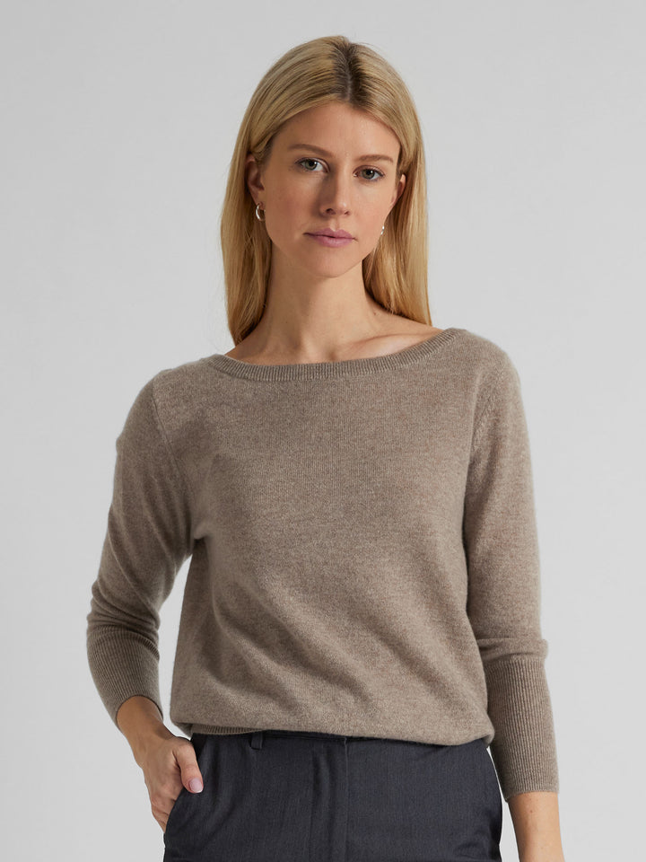 Cashmere sweater "Asta" in 100% pure cashmere. Scandinavian design by Kashmina. Color: Toast.