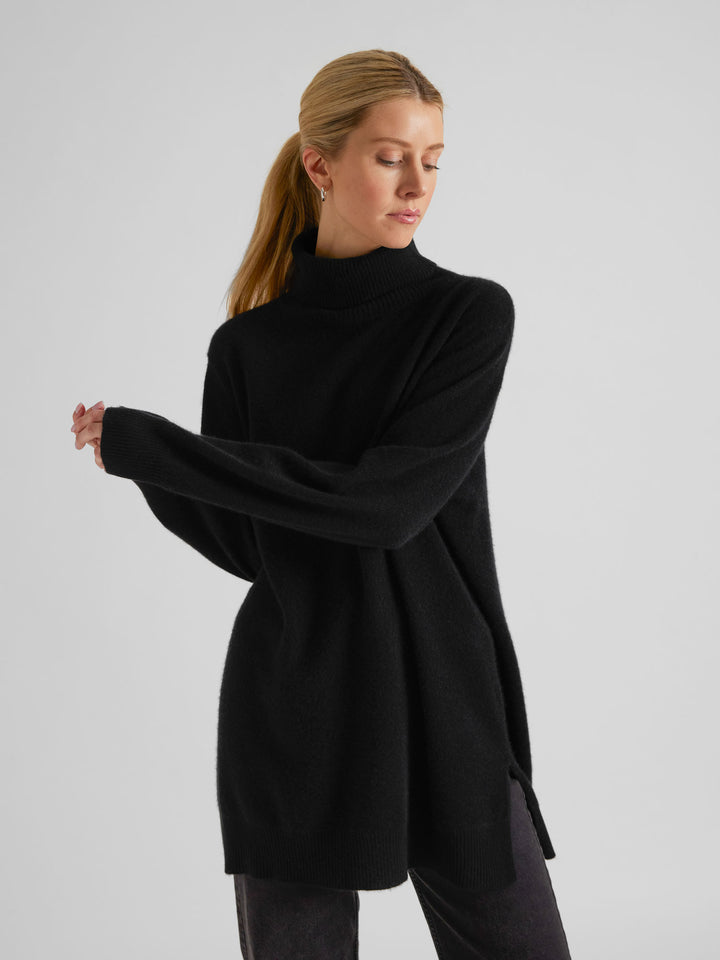 Long polo sweater in 100% pure cashmere. Scandinavian design by Kashmina. Color: Black.