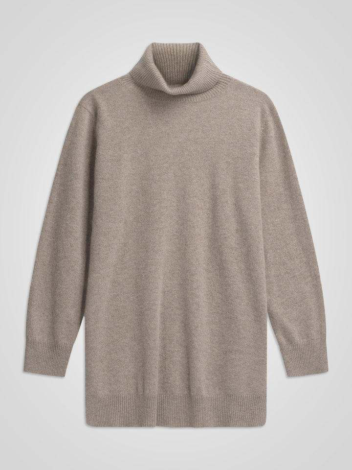 Lang høyhalset kashmirgenser i 100% ren kasjmirull. Norsk design fra Kashmina. Farge: Toast