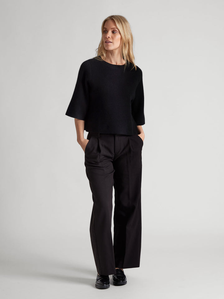 Cashmere sweater "Dina" in 100% pure cashmere. Scandinavian design by Kashmina. Color: Black.
