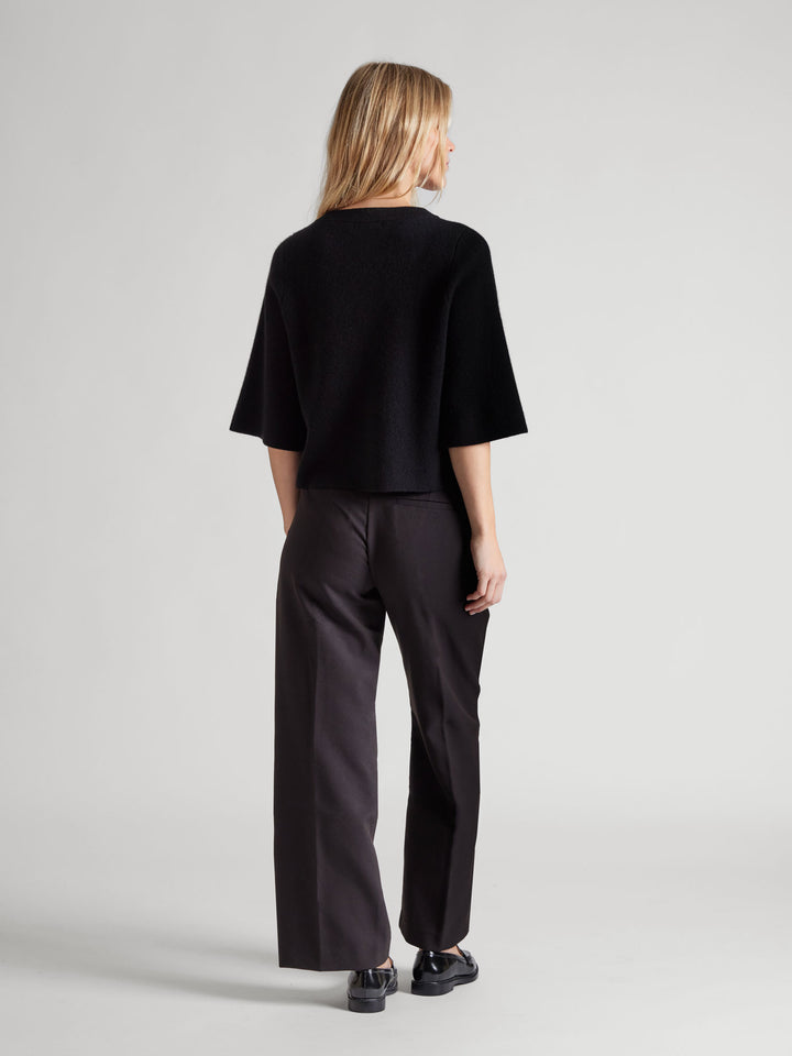 Cashmere sweater "Dina" in 100% pure cashmere. Scandinavian design by Kashmina. Color: Black.