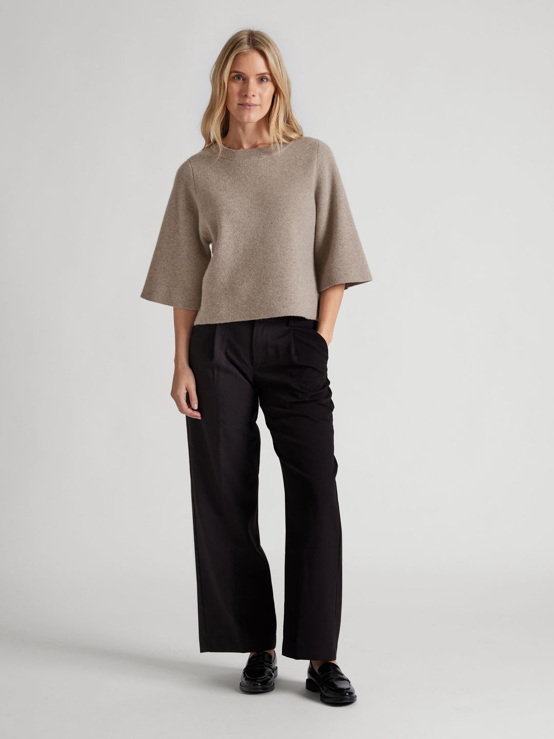 Cashmere sweater "Dina" in 100% pure cashmere. Scandinavian design by Kashmina. Color: Toast.