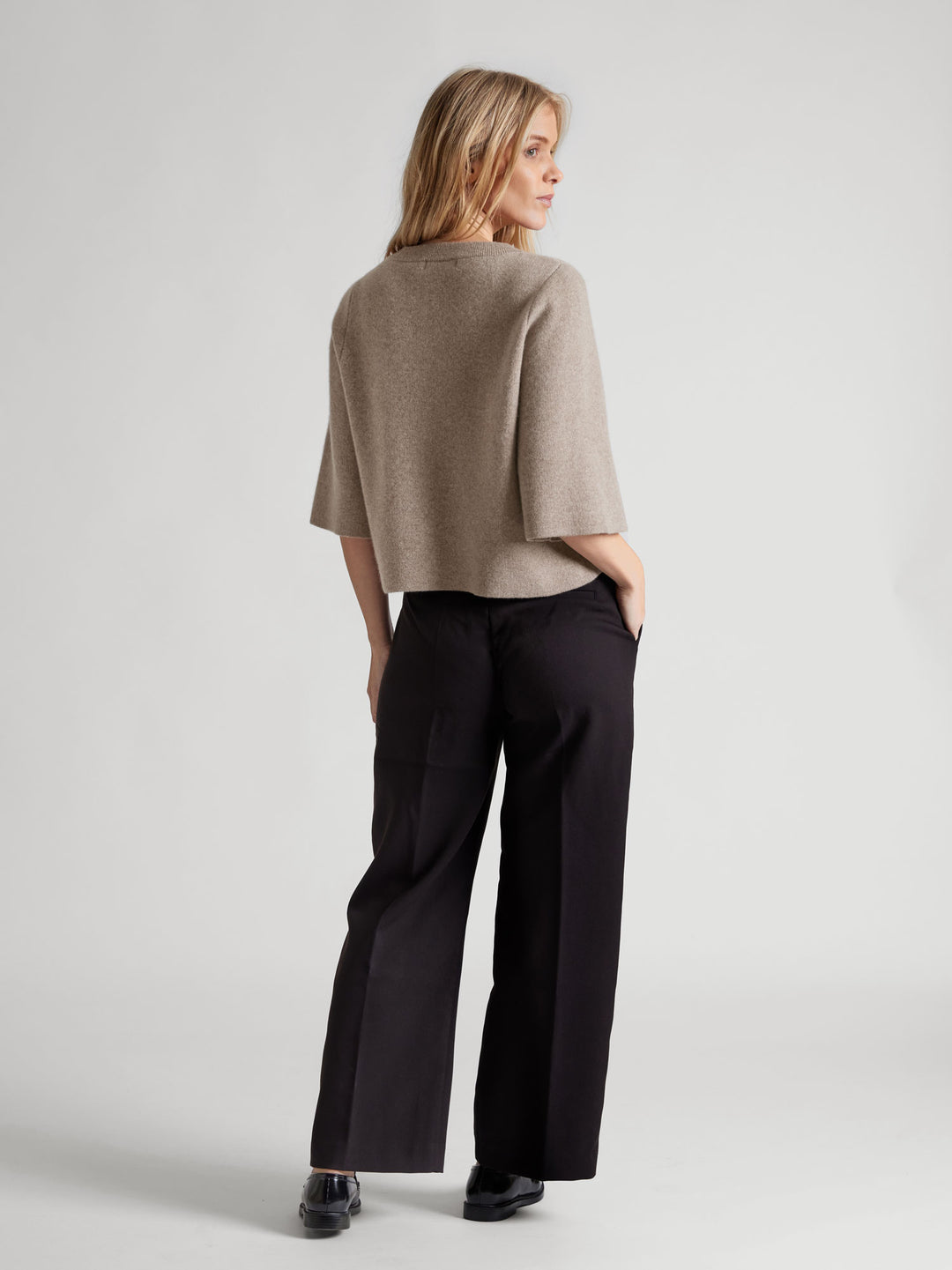 Cashmere sweater "Dina" in 100% pure cashmere. Scandinavian design by Kashmina. Color: Toast.