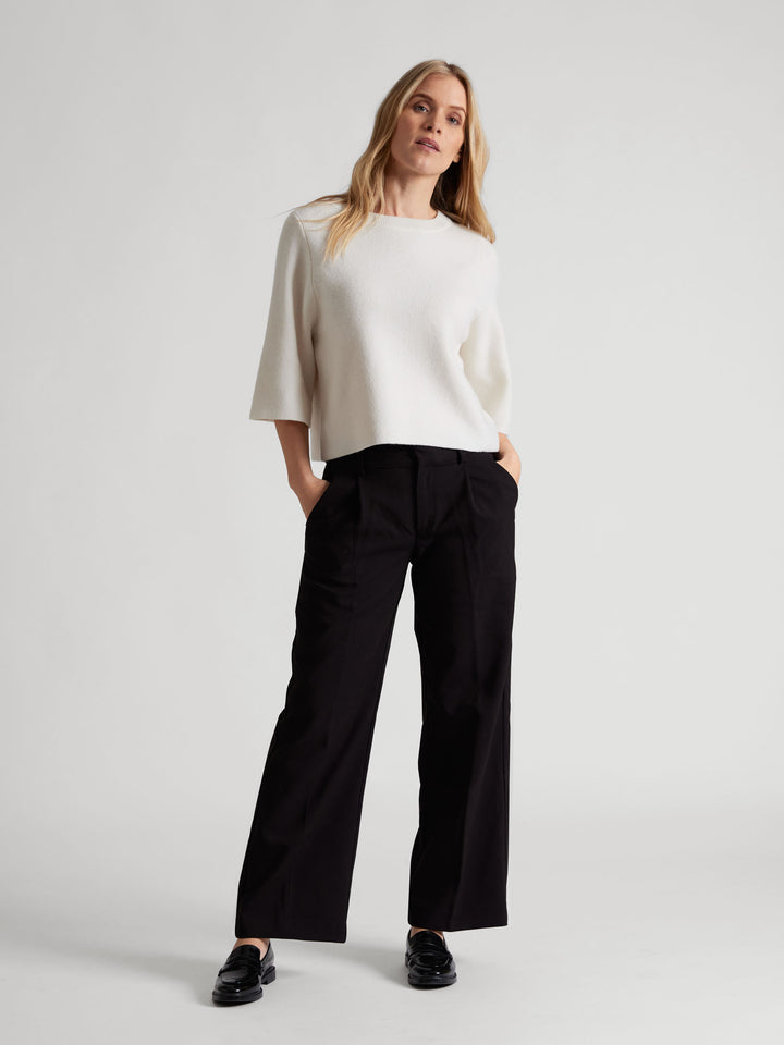 Cashmere sweater "Dina" in 100% pure cashmere. Scandinavian design by Kashmina. Color: White.