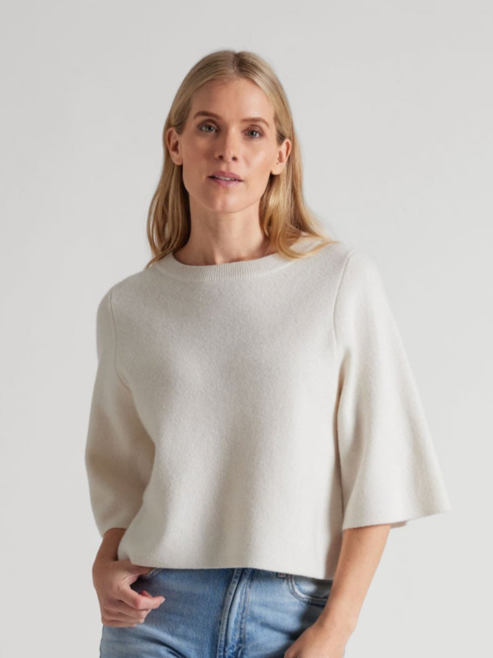 Cashmere sweater "Dina" in 100% pure cashmere. Scandinavian design by Kashmina. Color: White.