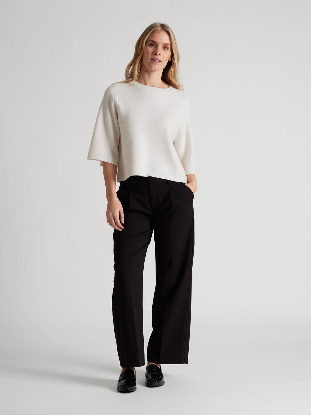 Cashmere sweater "Dina" in 100% pure cashmere. Scandinavian design by Kashmina. Color: White.