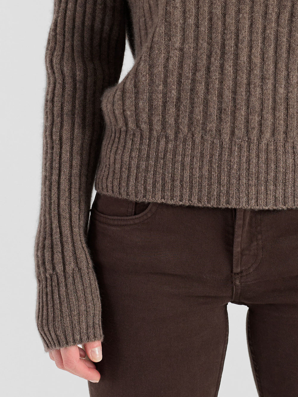 Turtle neck cashmere sweater "Eline" in 100% pure cashmere. Scandinavian design by Kashmina. Color: Dark Toast.