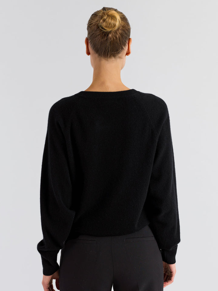 Oversized black cashmere sweater Embla, 100% pure cashmere by Kashmina, Scadinavian design.