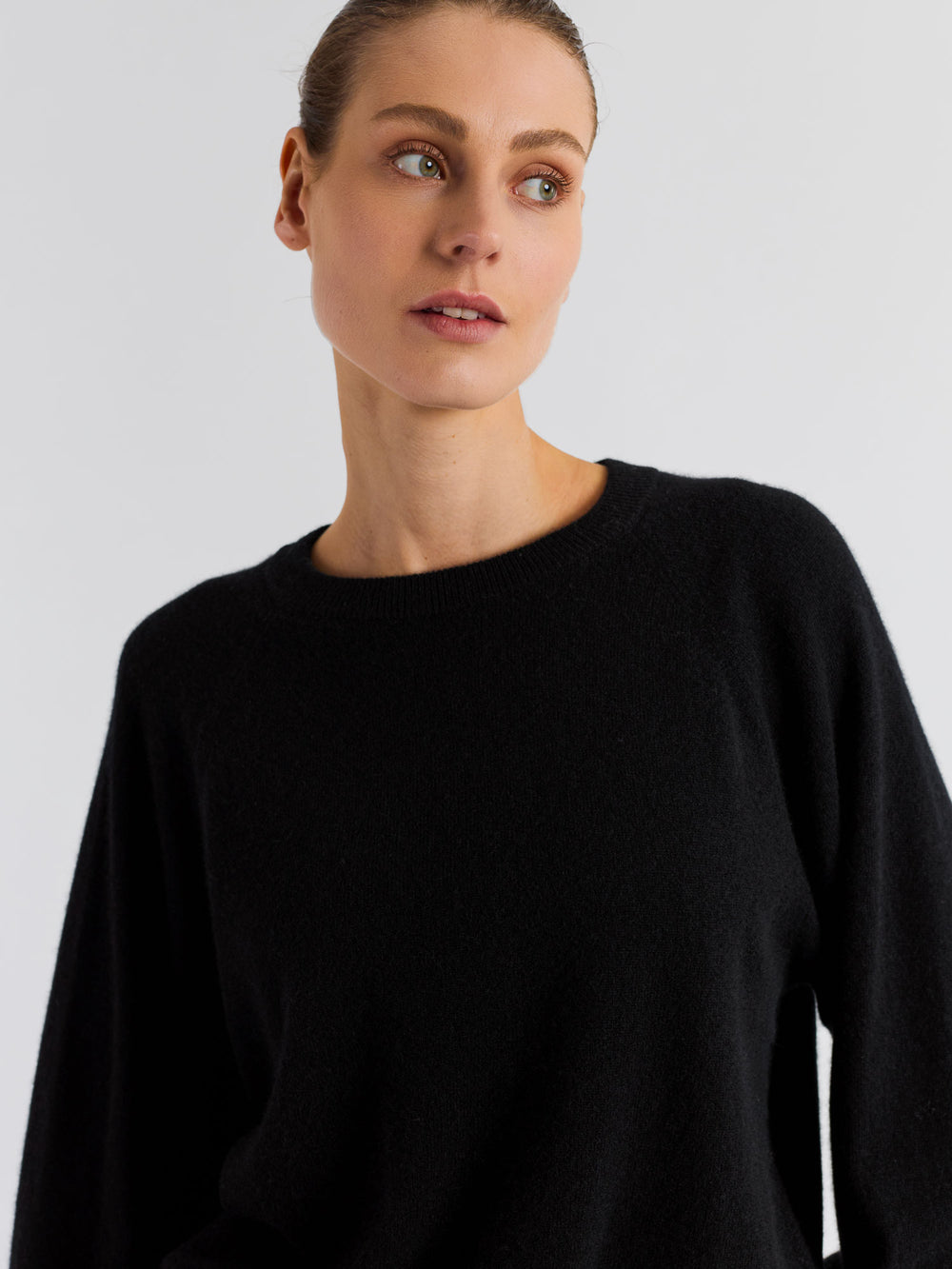 Oversized black cashmere sweater Embla, 100% pure cashmere by Kashmina, Scadinavian design.