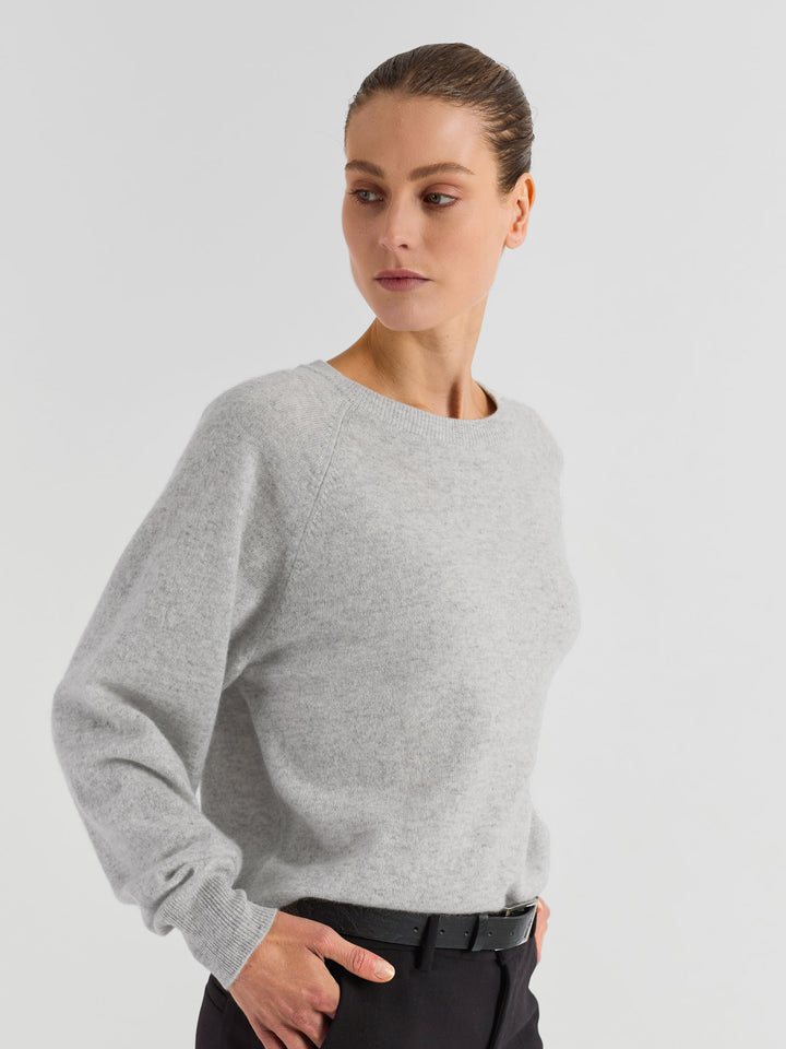 Roundneck cashmere sweater "Embla" in 100% pure cashmere. Scandinavian design by Kashmina. Color: Light Grey.