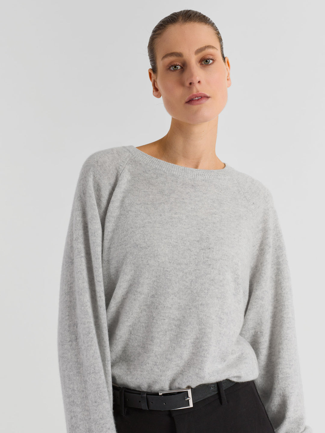 Roundneck cashmere sweater "Embla" in 100% pure cashmere. Scandinavian design by Kashmina. Color: Light Grey.