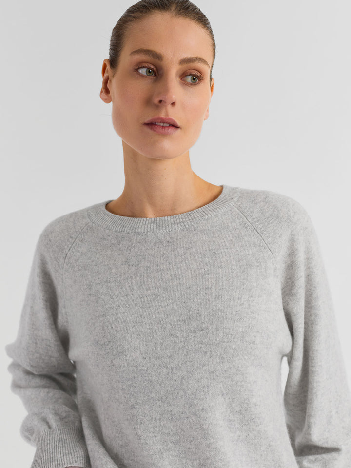 Roundneck cashmere sweater "Embla" in 100% pure cashmere. Scandinavian design by Kashmina. Color: Light Grey.