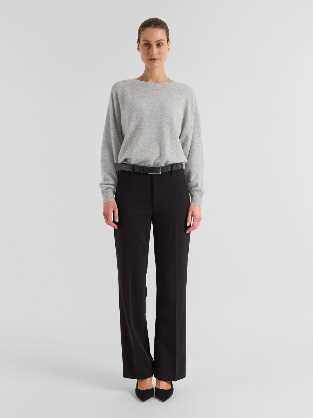 Roundneck cashmere sweater "Embla" in 100% pure cashmere. Scandinavian design by Kashmina. Color: Light Grey.