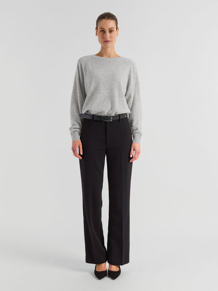 Roundneck cashmere sweater "Embla" in 100% pure cashmere. Scandinavian design by Kashmina. Color: Light Grey.