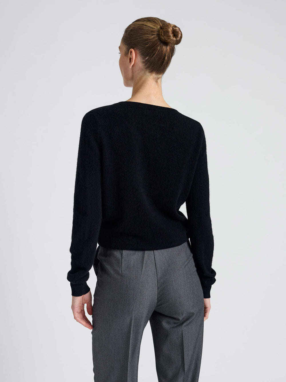 V-neck cashmere sweater "Erle" in 100% pure cashmere. Scandinavian design by Kasdhmina. Color: Black.