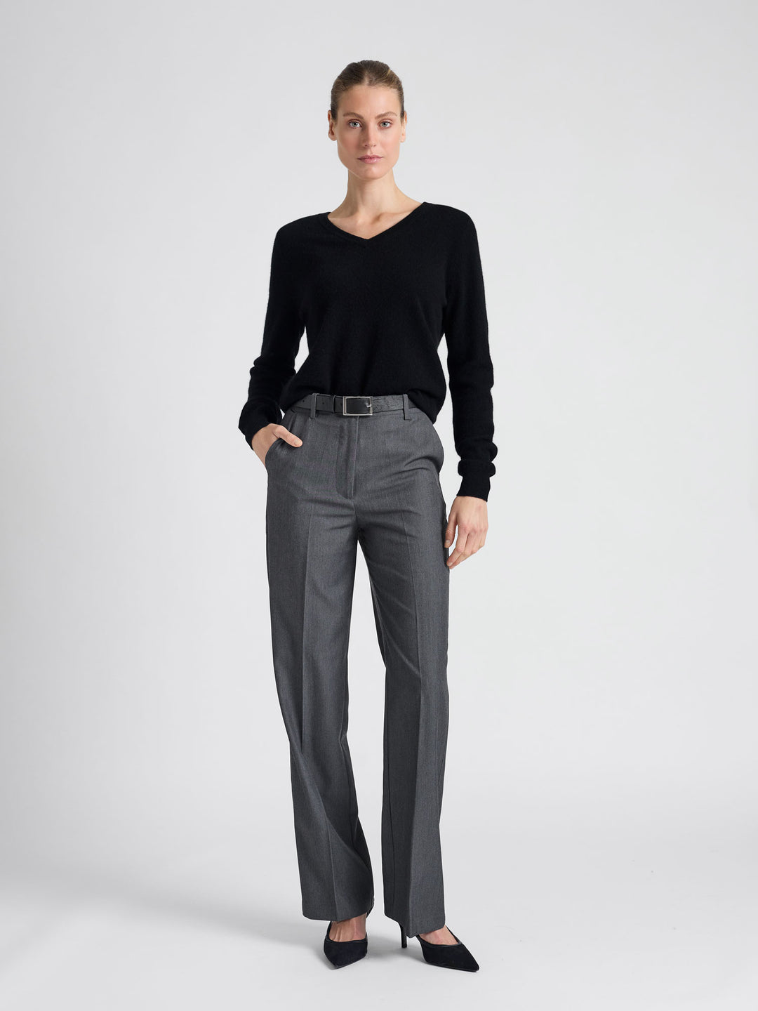 V-neck cashmere sweater "Erle" in 100% pure cashmere. Scandinavian design by Kasdhmina. Color: Black.