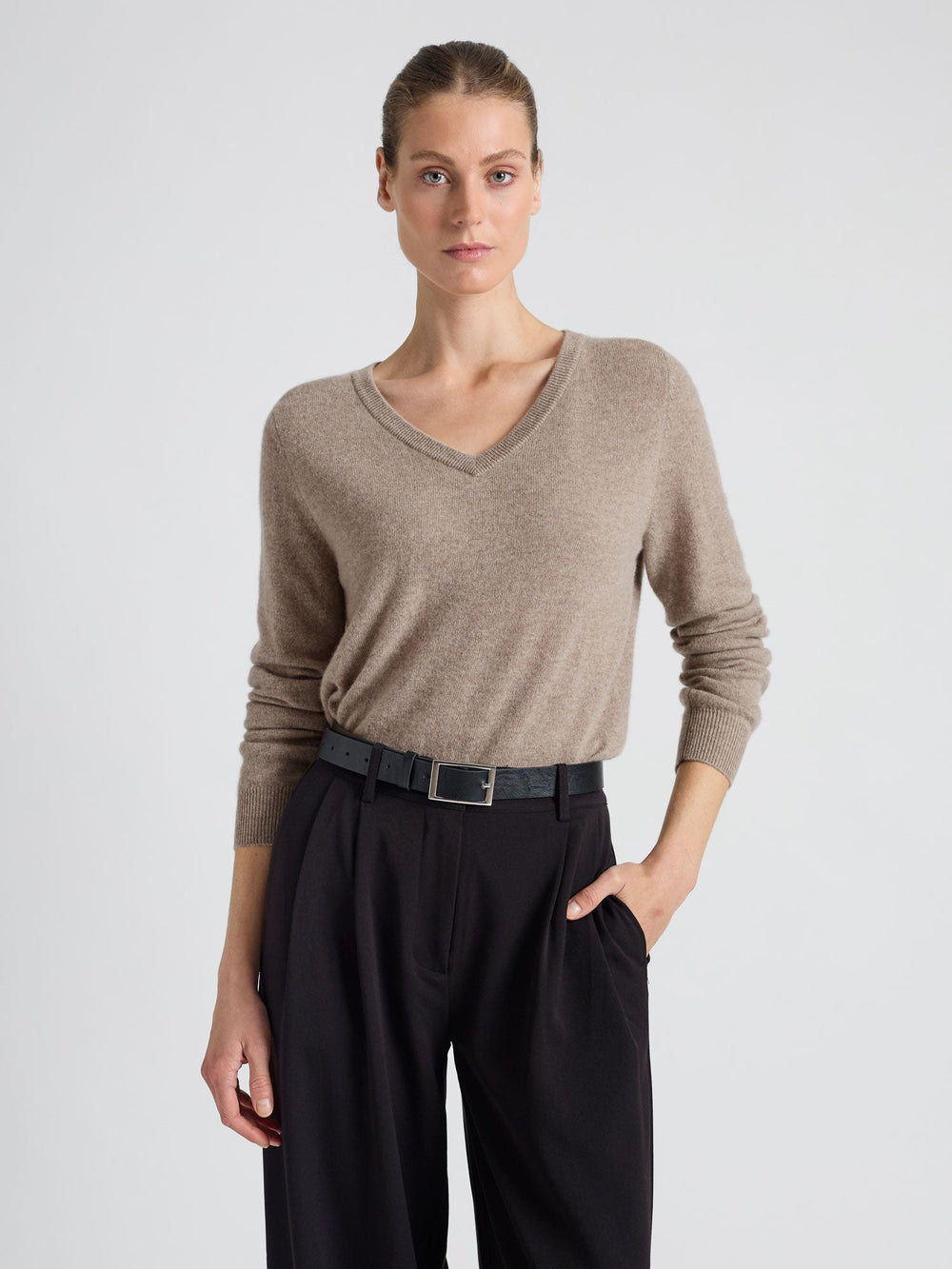 Kashmirgenser med v-hals "Erle" i 100% ren cashmere. Norsk design fra Kashmina. Farge: toast.