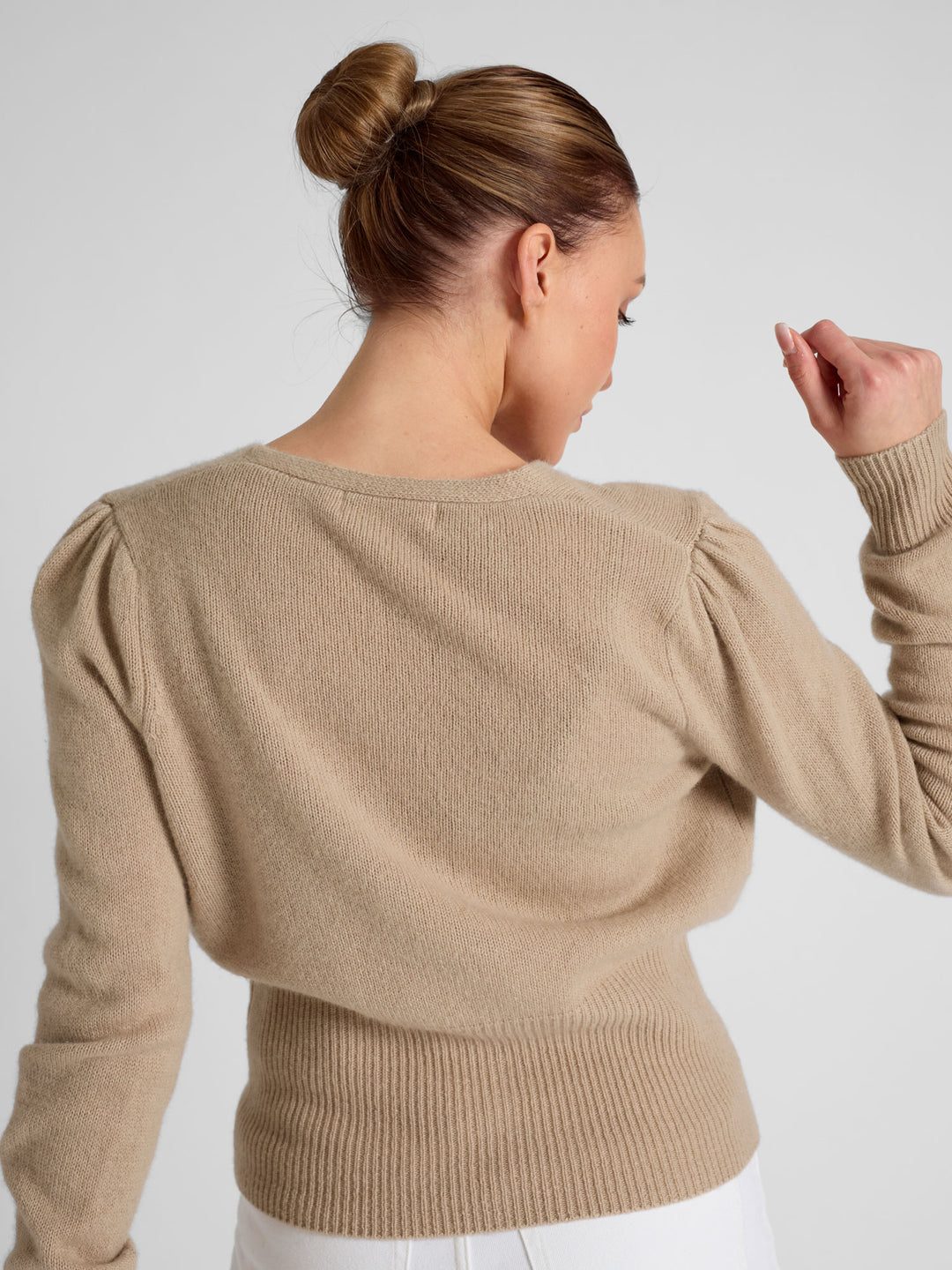Cashmere cardigan puff sleeves, long sleeves, 100% pure cashmere, Scandinavian design, color: Sand.
